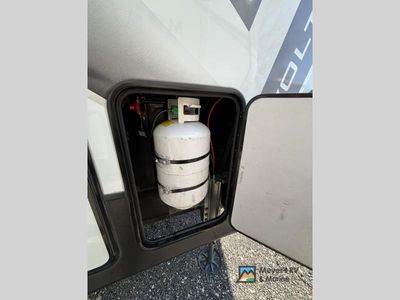 2020 Dutchmen Voltage — photo 8 view