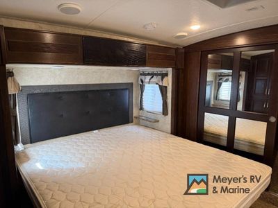 2015 Keystone RV MONTANA MOUNTAINEER - Photo 18