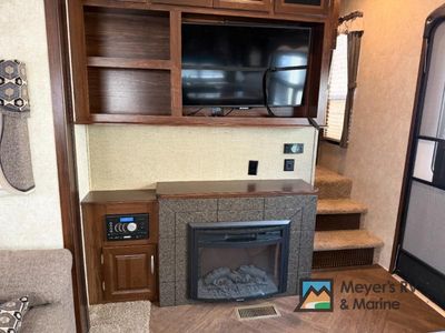 2015 Keystone RV MONTANA MOUNTAINEER - Photo 11