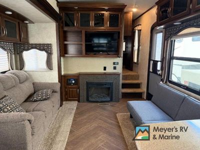 2015 Keystone RV MONTANA MOUNTAINEER - Photo 5