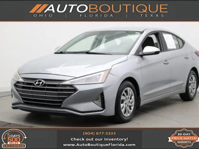 2020 Hyundai Elantra SE in Stellar Silver — front three-quarter view