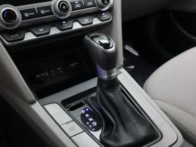 2020 Hyundai Elantra — photo 12 view