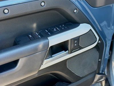 2023 Land Rover Defender — photo 21 view