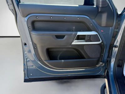 2023 Land Rover Defender — photo 20 view