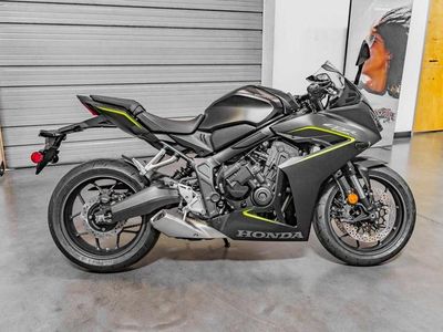 2026 Honda CBR650R E-Clutch - Photo 3