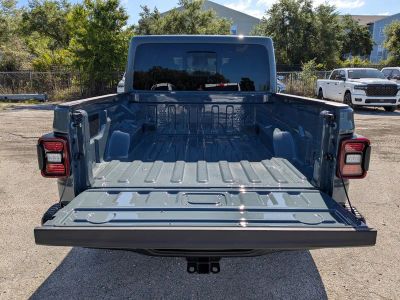 2026 Jeep Gladiator — photo 12 view