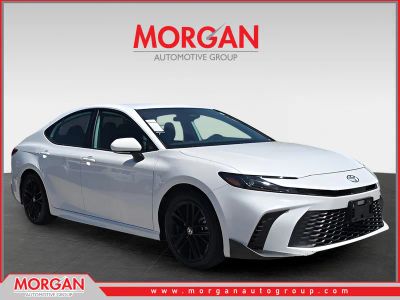 2025 Toyota Camry SE in White — front three-quarter view