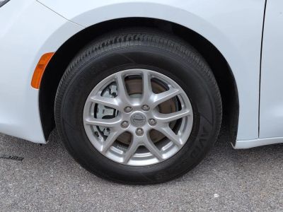 2024 Chrysler Voyager - Photo 9