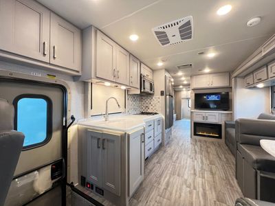 2023 Thor Motor Coach MIRAMAR - Photo 6
