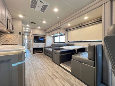 2023 Thor Motor Coach MIRAMAR - Photo 14