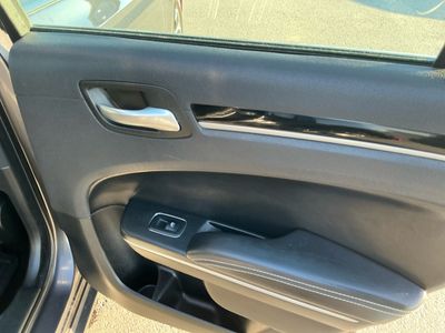 2018 Chrysler 300 — photo 21 view