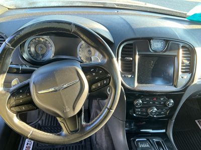 2018 Chrysler 300 — photo 16 view