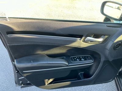 2018 Chrysler 300 — photo 17 view