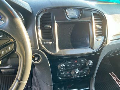 2018 Chrysler 300 — photo 13 view