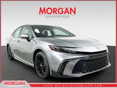 2026 Toyota Camry SE — front three-quarter view