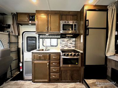 2023 Gulf Stream Conquest Class C - Photo 9