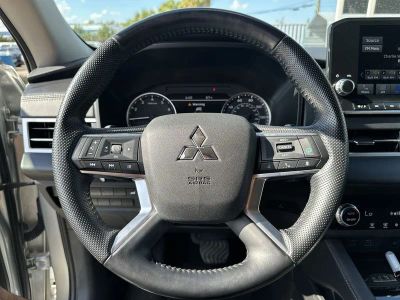 2024 Mitsubishi Outlander — photo 11 view