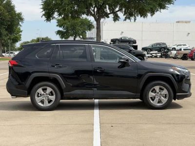 2025 Toyota RAV4 - Photo 3