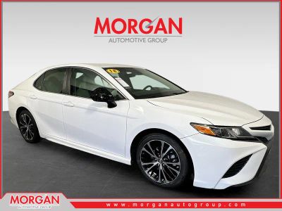 2018 Toyota Camry SE in Super White — front three-quarter view