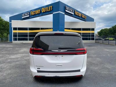 2024 Chrysler Pacifica — detail view