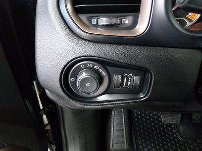 2023 Jeep Renegade - Photo 13