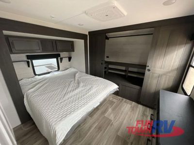 2025 Venture RV Stratus - Photo 3
