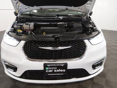 2024 Chrysler Pacifica — photo 9 view