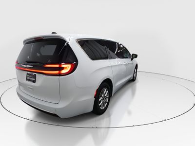 2024 Chrysler Pacifica — photo 7 view