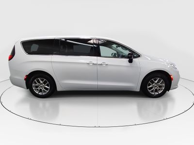 2024 Chrysler Pacifica — photo 8 view