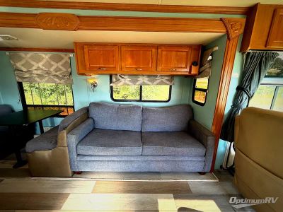 2005 Coachmen Epic — photo 11 view