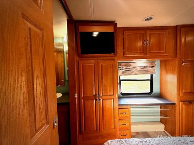 2005 Coachmen Epic — photo 23 view