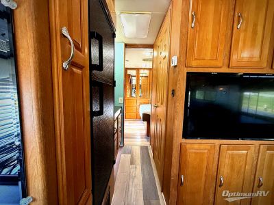 2005 Coachmen Epic — photo 18 view