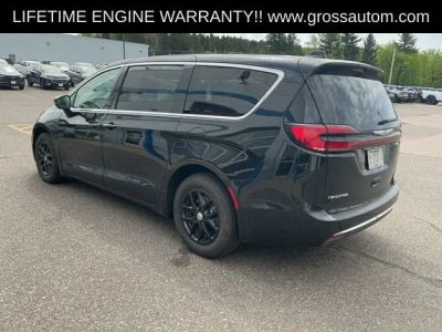 2024 Chrysler Pacifica — detail view
