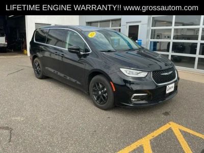 2024 Chrysler Pacifica — side profile view