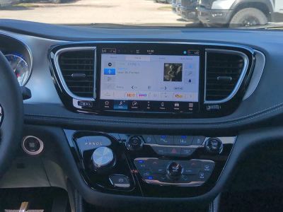 2026 Chrysler Pacifica — photo 19 view
