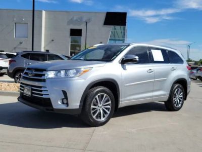 2017 Toyota Highlander XLE in Celestial Silver Metallic — front three-quarter view