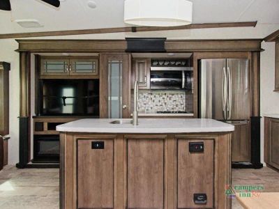 2018 Keystone RV Montana Legacy — photo 15 view
