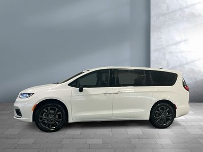 2026 Chrysler Pacifica — detail view