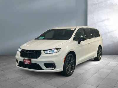 2026 Chrysler Pacifica — front three-quarter view