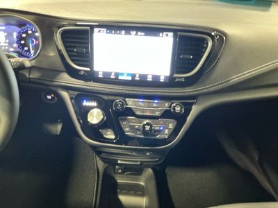 2026 Chrysler Pacifica — photo 13 view