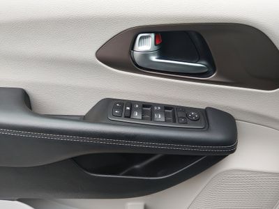 2023 Chrysler Voyager - Photo 18