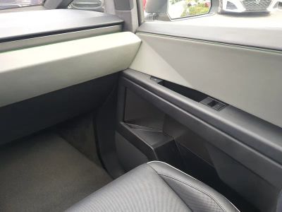 2024 Tesla Cybertruck — photo 17 view