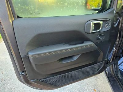 2025 Jeep Wrangler — photo 12 view