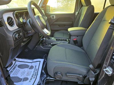 2025 Jeep Wrangler — photo 15 view