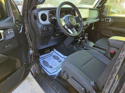2025 Jeep Wrangler — photo 14 view