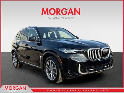 2026 BMW X5 xDrive40i in Black Sapphire Metallic — front three-quarter view