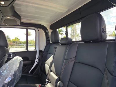 2026 Jeep Gladiator — photo 7 view