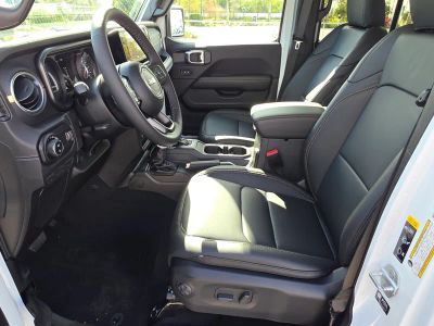 2026 Jeep Gladiator — photo 12 view