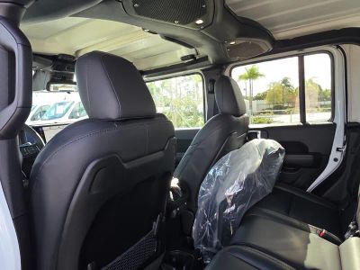 2026 Jeep Gladiator — photo 9 view