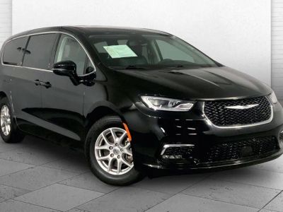 2024 Chrysler Pacifica Touring L in Diamond Black Crystal Pearlcoat — front three-quarter view